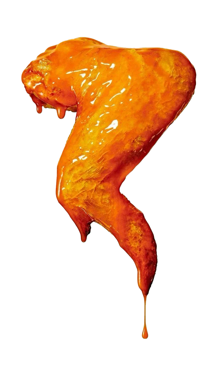 Ein Wings Mann einzelner, goldbraun frittierter Hähnchenflügel, überzogen mit glänzender, orangener Sauce, die leicht heruntertropft.