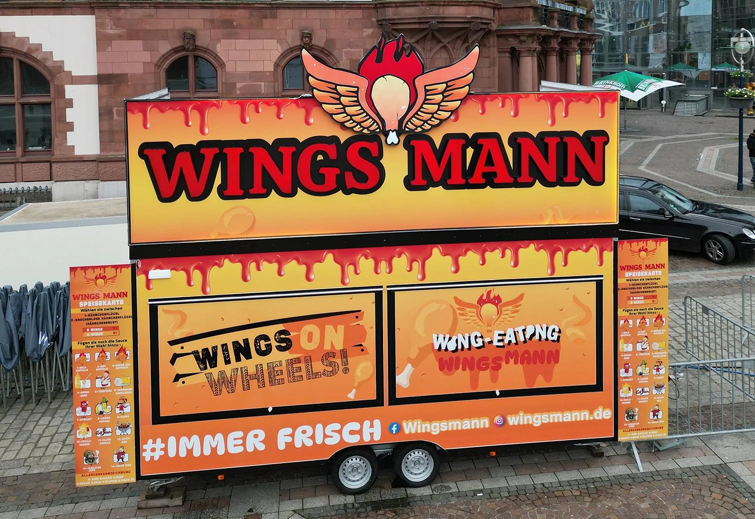 WINGS MANN Food-Truck, der frittierte Hähnchenflügel mit besonderen Saucen anbietet.